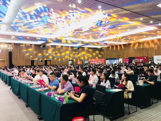 1719015507360836.jpg 熱烈祝賀意博門窗榮膺‘投資潛力品牌’ (3).jpg